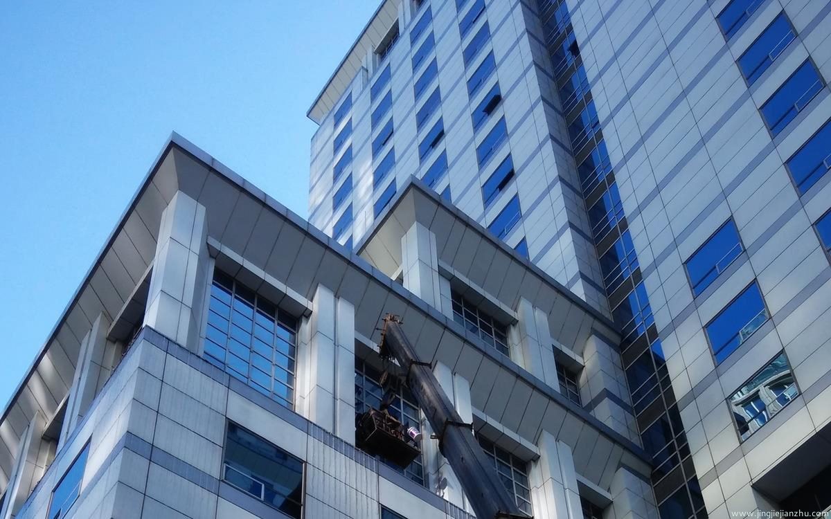 图为精捷建筑在朝阳CBD某超高层写字楼进行的幕墙系统性维保工程,通过规范化施工实现成本优化。 图为精捷建筑在朝阳CBD某超高层写字楼进行的幕墙系统性维保工程,通过规范化施工实现成本优化。