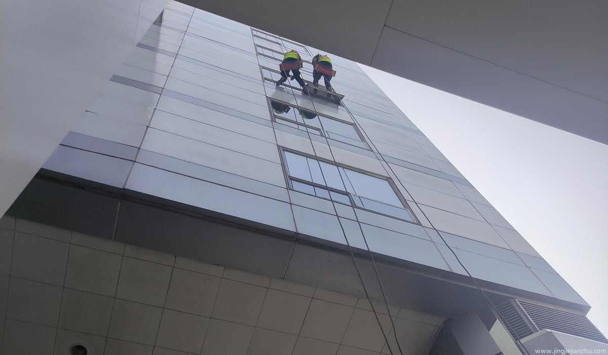 北京暴雨季幕墙渗漏紧急抢修现场,精捷建筑工人进行高空幕墙维修与结构加固作业 北京暴雨季幕墙渗漏紧急抢修现场,精捷建筑工人进行高空幕墙维修与结构加固作业