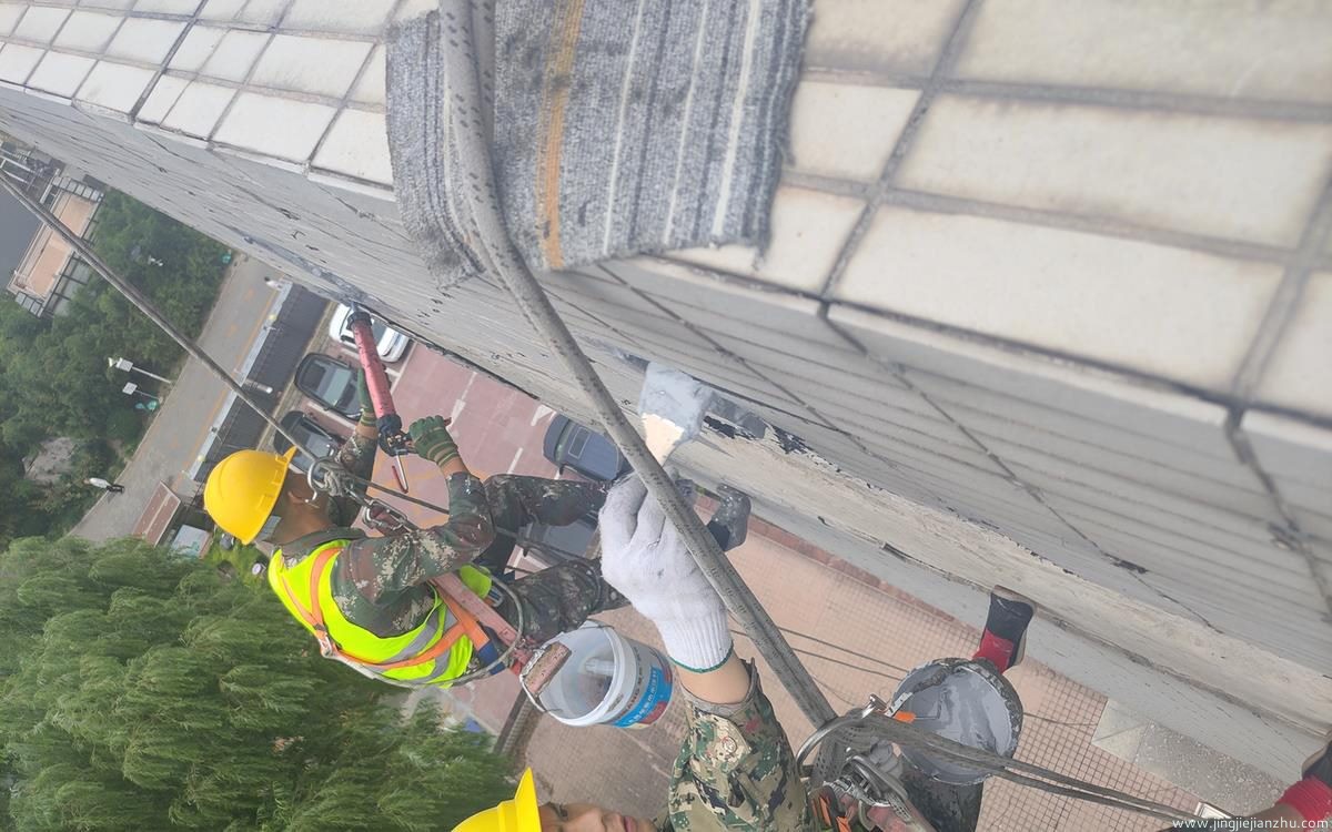 北京暴雨季幕墙高空抢修作业现场，精捷建筑工人正在施工