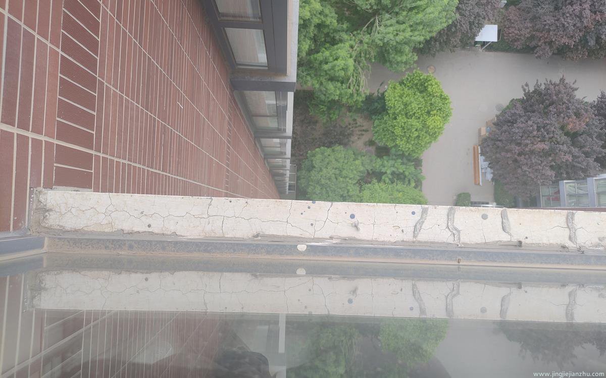 北京昌平老旧小区飘窗渗水维修前现场，窗台外墙裂缝防水补漏，精捷建筑上门检测维修